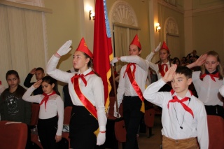 внос знамени.jpg